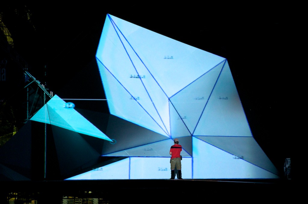 En el control, Ramón Luna ajustando triángulos en MadMapper, Davo Segura sobre el escenario indicandole las ubicaciones corectas.